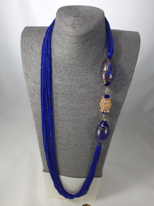 Collana SOPHIA i colori .020 fascio di fili rocailles blu elettrico, boules murano blu e oro connettore metallo.