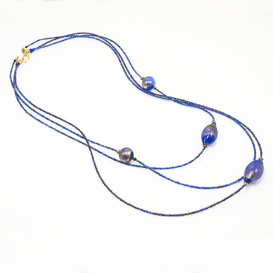 Collana SOPHIA i colori .022 ,  tre fili rocailles blu cangiante, boule vetro blu soffiato con leggera patina dorata.