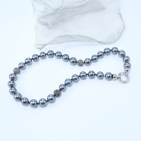 Collana LE PERLE .019 perle grige e strass,